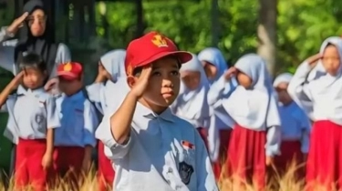 Momen Siswa SD Hormat Bendera Beralas Lumpur Bikin Publik Mewek, HUT RI 