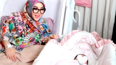 Doa Umi Pipik untuk Syahrini setelah Lahirkan Putri Pertama, Harap Baby R Jadi Anak yang Salihah