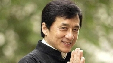 Adabnya Tolak Dipayungi Tuai Pujian, Berapa Kekayaan Jackie Chan yang Kunjungi Indonesia Naik Jet Pribadi?