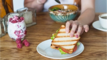 Hidupnya 'Terjepit' di Tengah-Tengah, Apa Itu Generasi Sandwich?