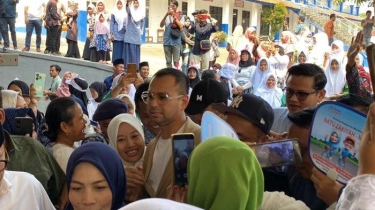 Dikerumuni Ibu-Ibu Saat Datang ke Kabupaten Serang, Raffi Ahmad: Alhamdulillah Didoakan Banyak Orang