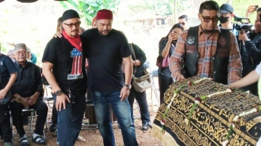 Ferry Maryadi Terisak Saat Azankan Jenazah Ibunya di Liang Lahat