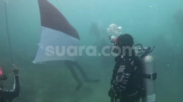 HUT Ke-79 RI, POSSI Banten Gelar Pengibaran Bendera Bawah Laut di Perairan Selat Sunda