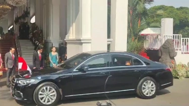 Tak Pakai Baju Adat, Maruf Amin dan Gibran Kompak Pakai Jas Hitam Saat Upacara Penurunan Bendera di Istana Jakarta