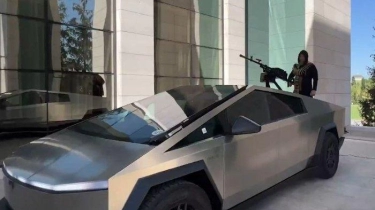 Pemimpin Chechnya Siap Kirim Tesla Cybertruck Dilengkapi Senapan Mesin untuk Perangi Ukraina