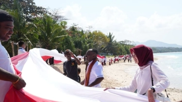 Pupuk Indonesia dan Relawan Bakti BUMN Bentangkan Bendera Merah Putih Pepanjang 1 kilometer di Pantai Nusantara NTT