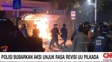 Belum Kondusif! Halte Stadion Senayan Dibakar, Polisi Terus Pukul Mundur Massa Tolak RUU Pilkada