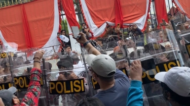 Dihujani Botol Plastik, Pendemo Kawal Putusan MK Maki-maki Perwakilan Baleg DPR: Jangan Lagi Percaya Mereka!