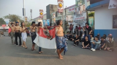 Tolak Revisi Undang-undang Pilkada, Mahasiswa Serang Blokade Jalan Hingga Bakar Ban