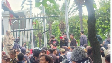 BREAKING NEWS Mahasiswa Berhasil Bobol Tembok, Pagar Samping Gedung DPR Jebol