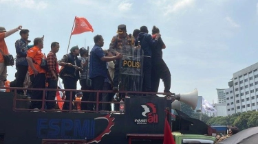 Detik-detik Anggota DPR Habiburokhman Dilempari Botol hingga Diteriaki, Massa Riuh