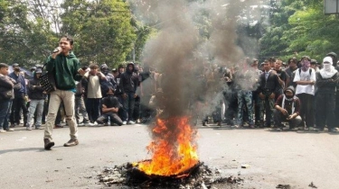 VIDEO Aksi Bakar Spanduk Warnai Demo Tolak Revisi UU Pilkada di Depan Gedung DPRD Jabar