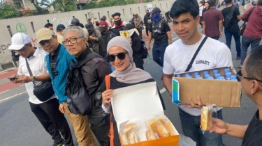 Wanda Hamidah Bagikan Roti dan Minuman untuk Pendemo di Depan Gedung DPR