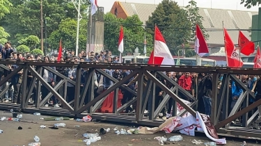 Ceceran Darah dan Potongan Rambut di Pos Pamdal DPR, Bukti Brutalitas Aparat Siksa Demonstran