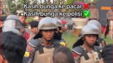 Polisi Penjaga Demo Kawal Putusan MK di Gedung DPR RI Bingung Mendadak Diberi Bunga