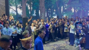 Jokowi Hadiri Kongres PAN Pakai Kemeja Biru Lengan Panjang