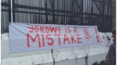 Kawal Putusan MK, Mahasiswa Kembali Demo di DPR Siang Ini, Pasang Spanduk 'Jokowi Is A Mistake'