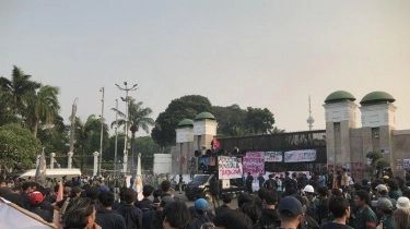 Mahasiswa Demo di Depan Gedung DPR, Orator: Apapun Bisa Terjadi Asalkan Raja Jawa Menghendaki