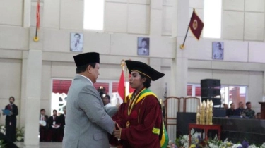 Pernah Jual Gorengan Hingga Pelayan, Pidato Wisudawati Unhan Atambua Ini Bikin Prabowo Terharu