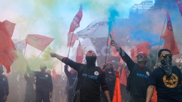 Ribuan Aparat Polri Dan TNI Amankan Demo Partai Buruh Di Kantor KPU RI Hari Ini