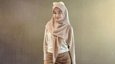 OOTD Cantik Ria Ricis saat Main di Pantai Curi Perhatian: Bu Hajjah Pakaiannya