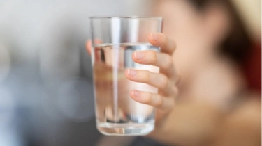 Orang Tua Diminta 'Paksa' Anak-Anak Minum Air Putih, Bukan Produk Botol Kemasan