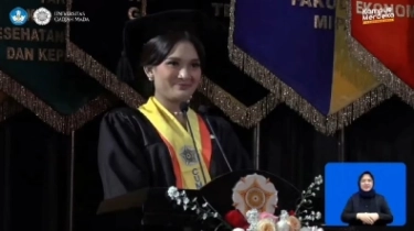 Heboh Mahasiswi Cantik Serukan Darurat Konstitusi di Acara Wisudawan UGM, Nama Mulyono Disorot: Gegara Alumninya Juga