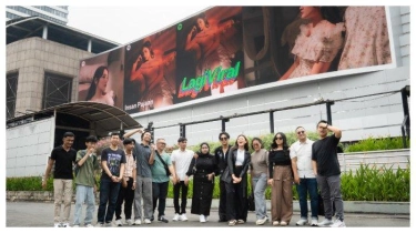 Meiska Adinda Ajak Penggemar Berfoto Bareng di Depan Billboard Wajahnya