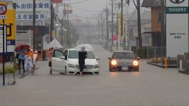 Topan Shanshan Kian Mengancam Jepang, Potensi Tanah Longsor dan Banjir Ratusan Km dari Pusat Badai