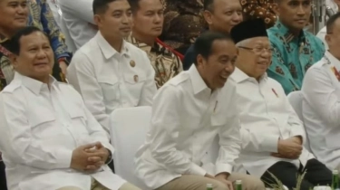 Jokowi Terbahak-bahak Memakai Baju Khas Gerindra, Muzani Bicara Cinta Terakhir...