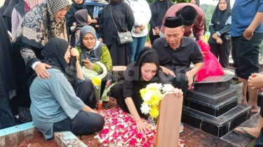 Jeritan Pilu Syifa Adik Ayu Ting Ting di Pemakaman Baby Zoltan: Adik Kok Ninggalin Mama...