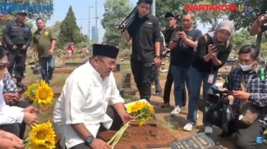 Rano Karno Baper, Menangis di Makam 'Mak Nyak' dan 'Babe Sabeni', Ingat Ucapan Benyamin Sueb