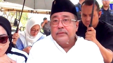 Rano Karno Menangis Haru saat Ziarah ke Makam Benyamin Sueb, Akui Teringat Ucapan Doa Babe Sabeni