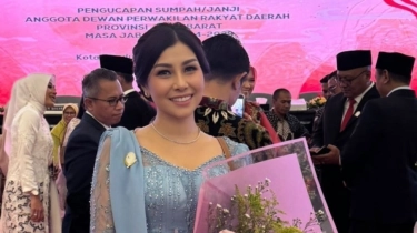 Akhirnya Jadi Anggota Dewan hingga Bikin Raffi Ahmad Terharu, Ini Potret Nisya Ahmad Berkebaya Biru saat Pelantikan