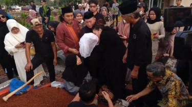 Tuangkan ASI Terakhir, Adik Ayu Ting Ting Menangis di Atas Makam Baby Zoltan saat Ziarah