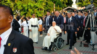 Haru sampai Berpelukan, Tangis Para Jemaat Pecah saat Lihat Wajah Paus Fransiskus di Katedral: Momen Bersejarah!