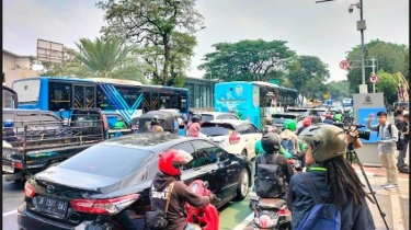 Jelang Kedatangan Paus Fransiskus di Gereja Katedral Jakarta, Arus Lalu Lintas di Depan Gereja Macet