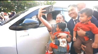 Saat Mobil Paus Fransiskus Jalan Perlahan untuk Sapa Warga yang Berbaris di Sekitar Kedubes Vatikan