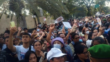 Antusiasme Warga Sambut Paus Fransiskus di Jakarta, Rela Panas-panasan Hingga Tak Kuasa Tahan Tangis