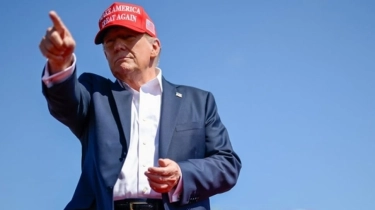 Pendukung Trump Diusir dari Pesawat karena Kaos yang Dikenakan, Gambarnya Dianggap Mengganggu