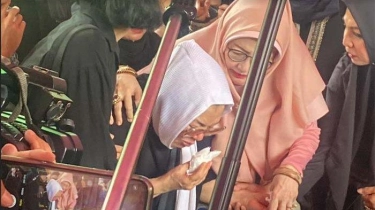 Ibunda Puput Novel Nangis di Samping Makam: Sayangku, Cinta, Buah Hatiku, Malaikatku, Selamat Jalan
