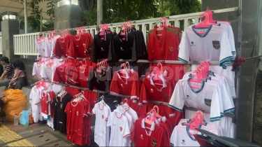 Diburu Suporter Jelang Laga di GBK, Penjual Jersey Timnas Indonesia Raup Cuan: Omzet Auto Meroket 50 Persen