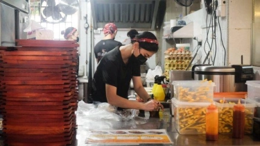 Berhenti Jadi Pramugari Pilih Buka Warung Kaki Lima, Wanita Ini Sempat Ditentang Orang Tua