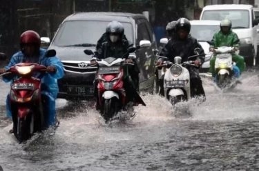 Begini Tips Berkendara Sepeda Motor Aman dan Nyaman saat Memasuki Musim Hujan