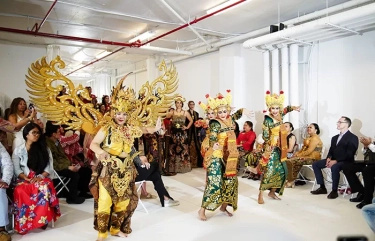 Tarian Legong Kraton dari Kembalikan Baliku Pukau Undangan New York Indonesia Fashion Week