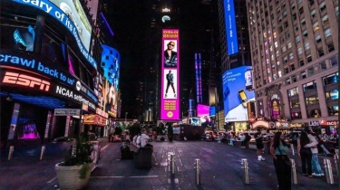 Wajah Penyanyi Indonesia Oslo Ibrahim Mejeng di Time Square New York