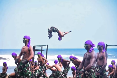 Lalui Tempaan Keras Selama 90 Hari, Dankormar Sematkan Baret Ungu Kepada 461 Prajurit Petarung Korps Marinir