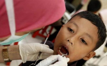 Trik Agar Anak Jaga Kesehatan Gigi, Biasakan si Kecil 'Curhat' ke Dokter Gigi