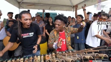 IShowSpeed Tiba di Jakarta, Langsung Keliling Kota Tua, Santap Nasi Padang hingga Main Angklung