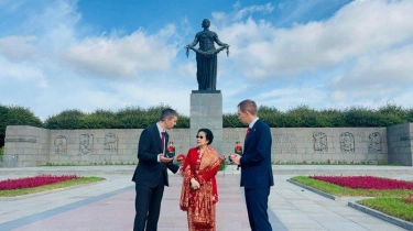 Momen Khusyuk Megawati Ziarah ke Makam Korban Pengepungan Leningrad di St Petersburg